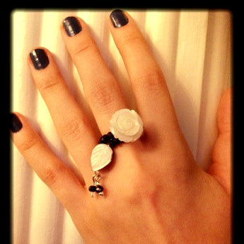 Rings, flower shaped mother of pearl and black crystals
