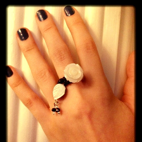 Rings, flower shaped mother of pearl and black crystals